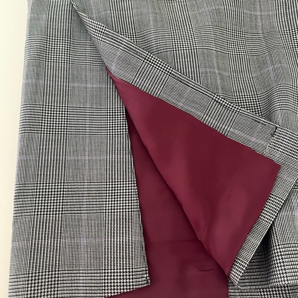 Paul Stuart
Wool 8 Silk Plaid Paul Jacket
Item No. 71135847-N410
$2,495.00 - Picture 6 of 7